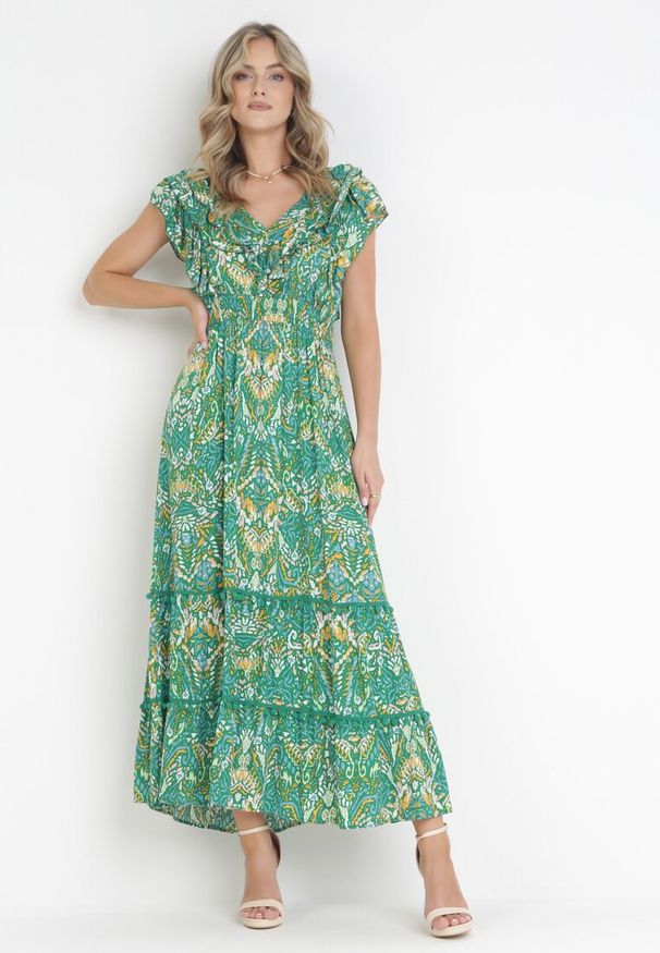 Born2be - Zielona Rozkloszowana Sukienka Maxi z Marszczoną Gumką w Pasie i Falbanami z Wiskozy Wilsey. Typ kołnierza: kołnierz z falbankami. Kolor: zielony. Materiał: wiskoza. Długość rękawa: bez rękawów. Wzór: aplikacja, kwiaty. Długość: maxi