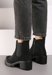 Born2be - Czarne Botki na Słupku Rona. Okazja: na co dzień. Kolor: czarny. Materiał: jeans. Wzór: aplikacja. Obcas: na słupku. Styl: klasyczny, casual, elegancki. Wysokość obcasa: niski #3