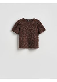 Reserved - Kreszowany t-shirt - ciemnobrązowy. Kolor: brązowy. Materiał: dzianina #1