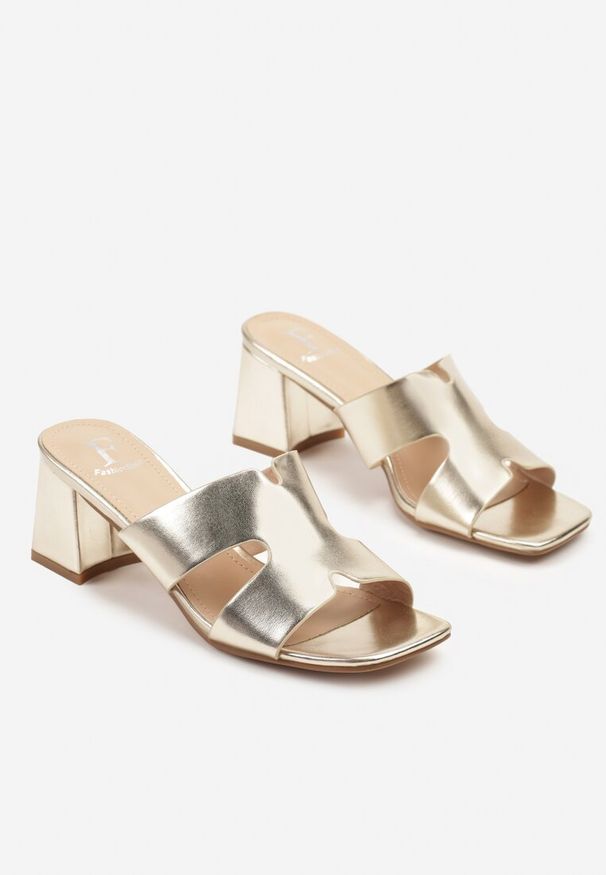 Born2be - Złote Klapki na Obcasie z Wycięciami Rosanira. Okazja: na co dzień. Kolor: złoty. Materiał: jeans. Wzór: aplikacja. Obcas: na obcasie. Styl: casual. Wysokość obcasa: średni
