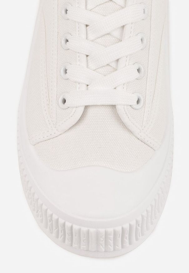 Renee - Białe Klasyczne Trampki na Żłobionej Podeszwie Levanatia. Kolor: biały. Materiał: jeans, koronka. Styl: klasyczny