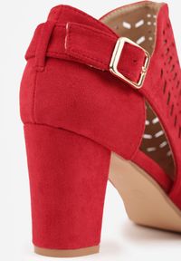 Born2be - Czerwone Ażurowe Sandały Vices na Obcasie Ozdobione Wycięciem i Klamrą Felindrel. Okazja: na co dzień. Zapięcie: klamry. Kolor: czerwony. Materiał: skóra. Wzór: aplikacja, ażurowy. Obcas: na obcasie. Styl: casual. Wysokość obcasa: średni #8