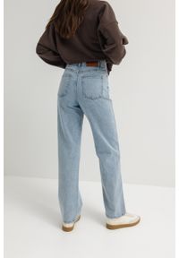Marsala - Spodnie typu relaxed fit w kolorze CLASSIC BLUE JEANS - MILES LONG. Okazja: na co dzień. Materiał: jeans. Długość: długie. Styl: klasyczny, casual, elegancki