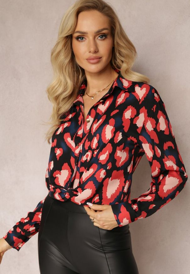 Renee - Czarna Koszula w Cętki Phoima. Typ kołnierza: kołnierzyk klasyczny. Kolor: czarny. Materiał: tkanina. Styl: klasyczny