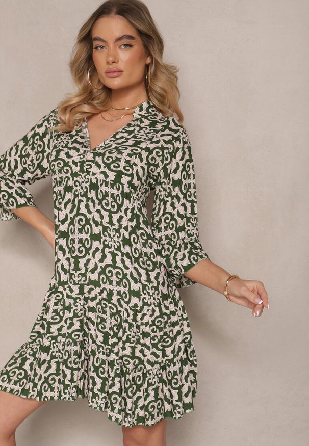 Renee - Zielona Sukienka Bawełniana o Rozkloszowanym Kroju w Etniczny Print Zalivine. Okazja: na spacer, na co dzień. Typ kołnierza: dekolt w kształcie V. Kolor: zielony. Materiał: bawełna. Wzór: nadruk. Sezon: lato. Typ sukienki: rozkloszowane. Styl: elegancki, casual