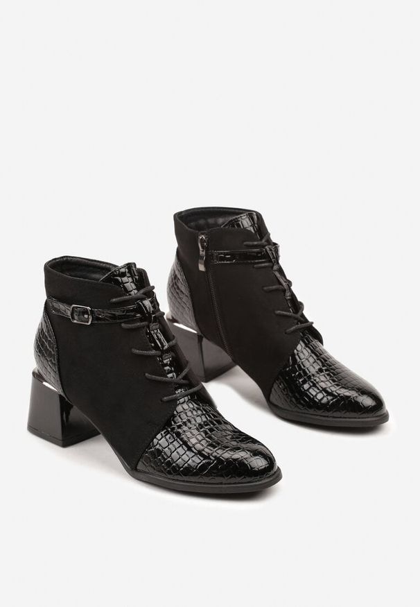 Born2be - Czarne Botki Vices Trzewiki na Obcasie Ozdobione Klamrą i Lakierowaniem Medvira. Okazja: na co dzień. Zapięcie: klamry. Kolor: czarny. Materiał: lakier. Wzór: aplikacja. Obcas: na obcasie. Styl: casual. Wysokość obcasa: średni