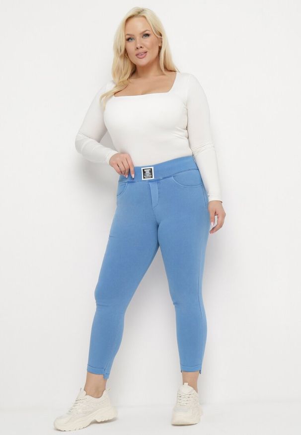 Born2be - Niebieskie Spodnie Skinny z Kieszeniami Afrina. Kolekcja: plus size. Kolor: niebieski. Długość: do kostek