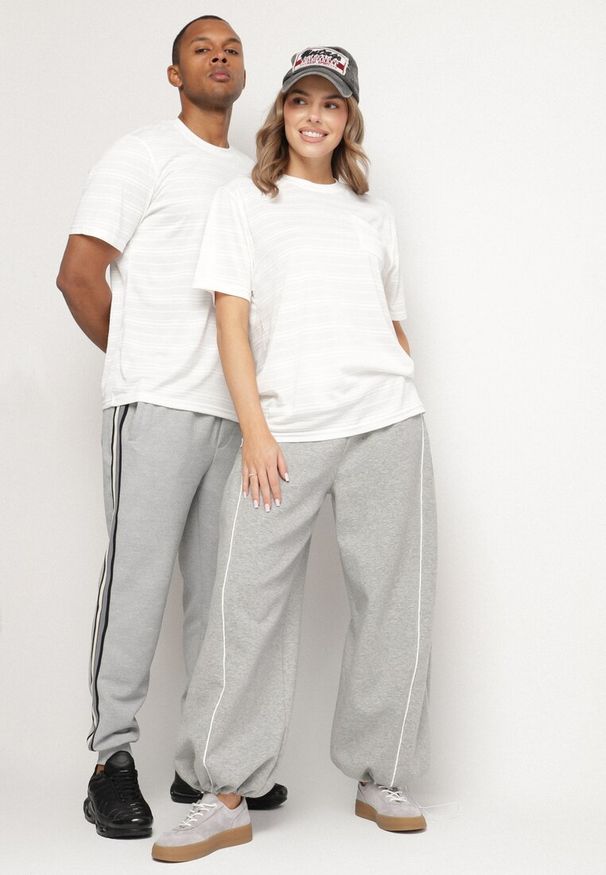 Born2be - Jasnobeżowa Koszulka o Klasycznym Kroju z Kieszonką Mairalissa. Okazja: na spotkanie biznesowe, do pracy, na co dzień. Kolor: beżowy. Materiał: jeans. Wzór: aplikacja. Styl: klasyczny