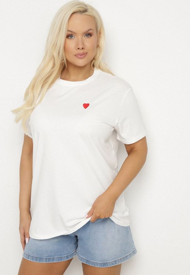 Born2be - Biały Bawełniany T-shirt Ozdobiony Sercem Tolianee. Okazja: na co dzień. Kolor: biały. Materiał: bawełna. Wzór: aplikacja. Styl: klasyczny, casual