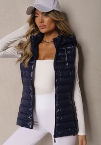 Renee - Granatowa Kamizelka Ozdobiona Pikowaniem i Kapturem Mivandra. Okazja: na co dzień. Typ kołnierza: kaptur. Kolor: niebieski. Materiał: jeans. Wzór: aplikacja. Styl: sportowy, casual, elegancki #4