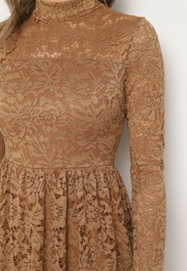 Born2be - Beżowa Rozkloszowana Sukienka z Koronki ze Stójką i Gumką w Talii Delaviae. Okazja: na imprezę, na co dzień. Typ kołnierza: kołnierzyk stójkowy. Kolor: beżowy. Materiał: koronka. Wzór: koronka. Styl: elegancki, casual