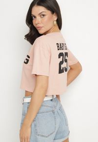 Born2be - Ciemnoróżowy Bawełniany T-shirt Oversize o Krótkim Kroju Zariona. Okazja: na co dzień. Kolor: różowy. Materiał: bawełna. Długość: krótkie. Wzór: aplikacja. Styl: klasyczny, casual, elegancki #3