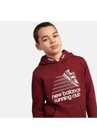 Bluza dziecięca New Balance LAKB0347MHB – bordowa. Typ kołnierza: kaptur. Kolor: czerwony. Materiał: bawełna. Wzór: aplikacja, napisy. Styl: sportowy #4