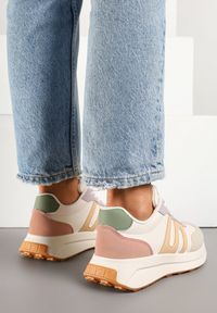 Renee - Beżowo-Fioletowe Sneakersy Ozdobione Geometrycznym Wzorem Eldvisa. Okazja: na co dzień. Kolor: beżowy. Materiał: jeans. Wzór: geometria, aplikacja #4