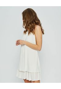MARLU - Biała sukienka mini Addis. Okazja: na randkę. Kolor: biały. Materiał: tkanina. Sezon: lato. Styl: wakacyjny, wizytowy, elegancki. Długość: mini #2