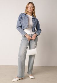 Born2be - Biały Wiskozowy T-shirt o Dopasowanym Kroju z Dekoltem w Łódkę Idahphaeia. Okazja: na co dzień, do pracy, na spotkanie biznesowe. Kolor: biały. Materiał: wiskoza. Wzór: aplikacja. Styl: biznesowy, klasyczny, casual #3