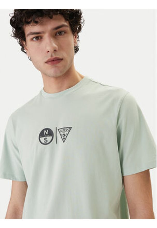 Guess T-Shirt GUESS x NORTH SAILS M6GI40 K3322 Zielony Regular Fit. Kolor: zielony. Materiał: bawełna