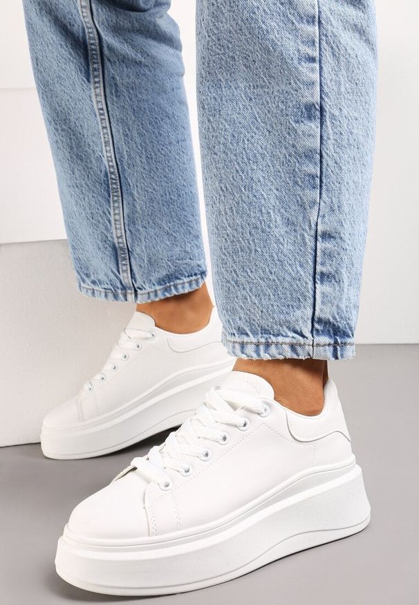 Renee - Białe Sznurowane Sneakersy na Niskiej Platformie z Imitacji Skóry Ajanfa. Kolor: biały. Materiał: skóra. Obcas: na platformie