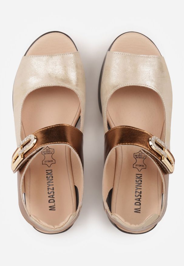 Born2be - Brązowe Sandały ze Skóry Naturalnej na Koturnie z Metaliczną Ozdobą i Cyrkoniami Charevera. Okazja: na co dzień. Zapięcie: rzepy. Kolor: brązowy. Materiał: skóra. Wzór: aplikacja. Obcas: na koturnie. Styl: elegancki, casual