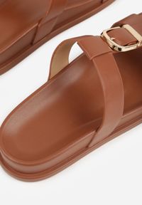 Born2be - Brązowe Klapki z Ozdobną Klamrą i Paskiem Kaidine. Okazja: na co dzień. Kolor: brązowy. Materiał: jeans. Sezon: lato. Styl: casual, klasyczny #9