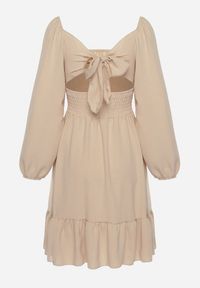 Born2be - Jasnobeżowa Sukienka Auxede. Typ kołnierza: dekolt kwadratowy. Kolor: beżowy. Materiał: tkanina. Długość rękawa: długi rękaw. Wzór: gładki #5