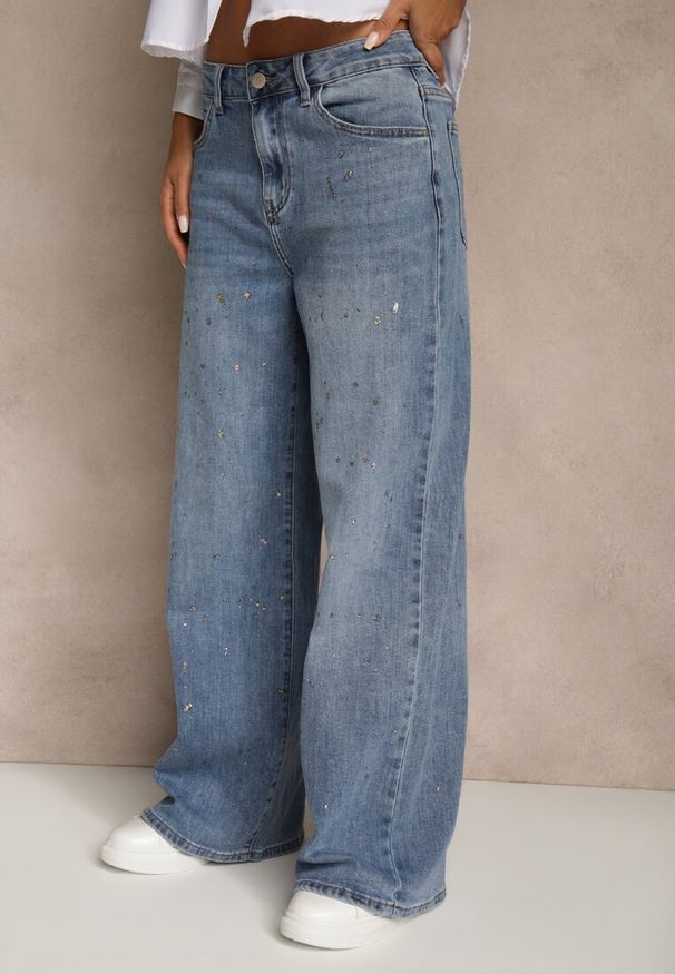 Renee - Niebieskie Jeansy Wide Leg High Waist z Błyszczącymi Zdobieniami Lilyss. Okazja: na co dzień, na imprezę. Stan: podwyższony. Kolor: niebieski. Wzór: aplikacja. Styl: rockowy, casual, klasyczny