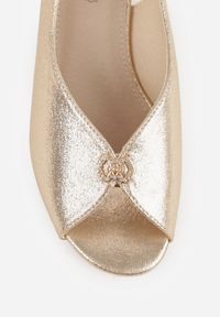 Born2be - Złote Sandały na Obcasie ze Skórzaną Wkładką i Cyrkoniami Vylyra. Okazja: na co dzień. Zapięcie: sprzączka. Kolor: złoty. Materiał: skóra. Wzór: aplikacja. Obcas: na obcasie. Styl: casual, klasyczny. Wysokość obcasa: średni #6