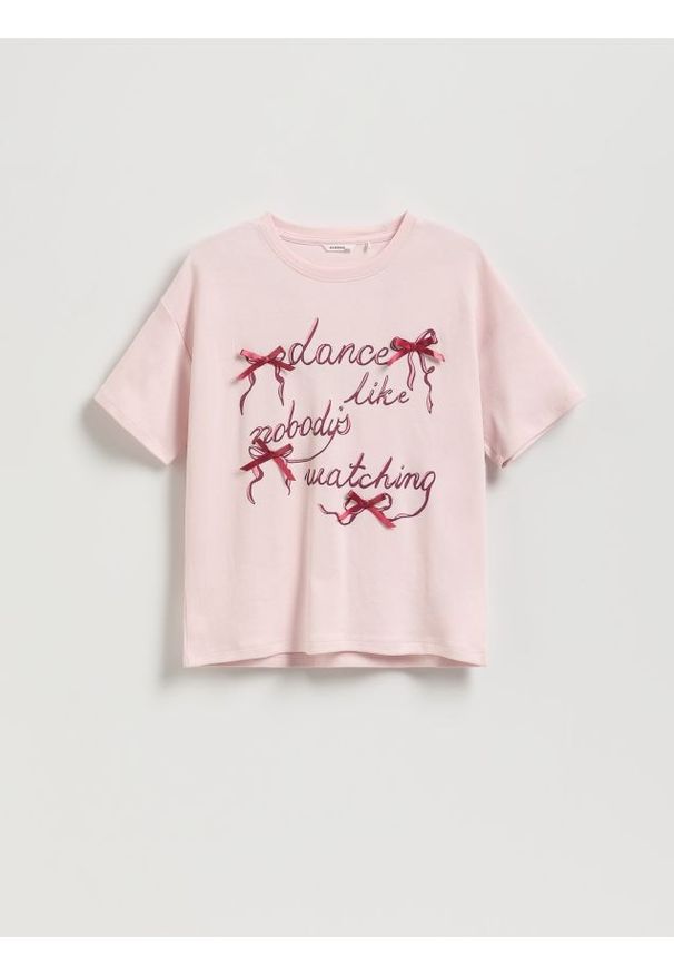 Reserved - T-shirt z aplikacją - pastelowy róż. Kolor: różowy. Materiał: bawełna. Wzór: aplikacja
