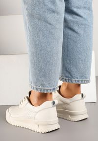 Renee - Beżowe Skórzane Sneakersy Ozdobione Perforacją Sorivna. Okazja: na co dzień. Zapięcie: sznurówki. Kolor: beżowy. Materiał: skóra. Wzór: aplikacja #5