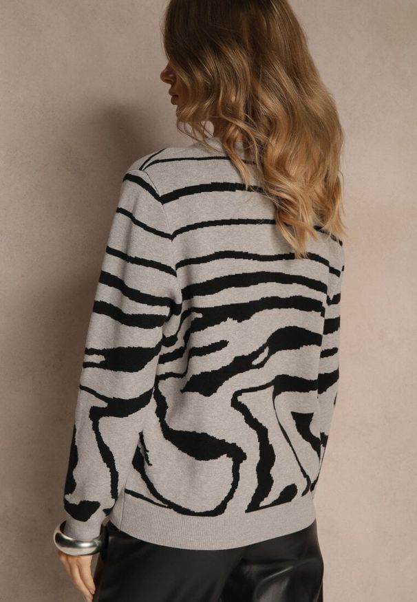 Renee - Szary Klasyczny Sweter w Zebrę Unarella. Okazja: na co dzień. Kolor: szary. Wzór: motyw zwierzęcy. Styl: klasyczny