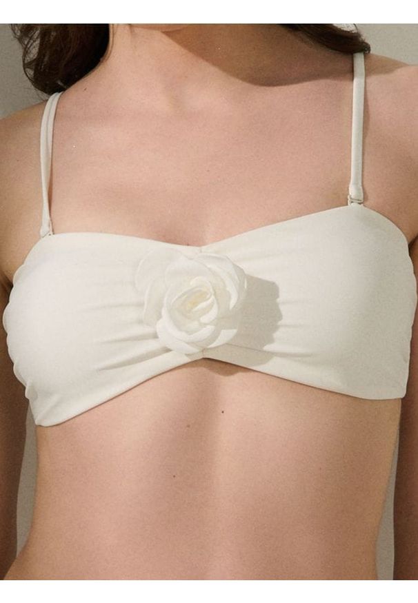 Sinsay - Góra od bikini z odpinanymi ramiączkami - kremowy. Kolor: kremowy