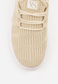 Born2be - Beżowe Buty Sportowe Westtide. Nosek buta: okrągły. Zapięcie: bez zapięcia. Kolor: beżowy. Materiał: materiał. Szerokość cholewki: normalna. Wzór: aplikacja #5