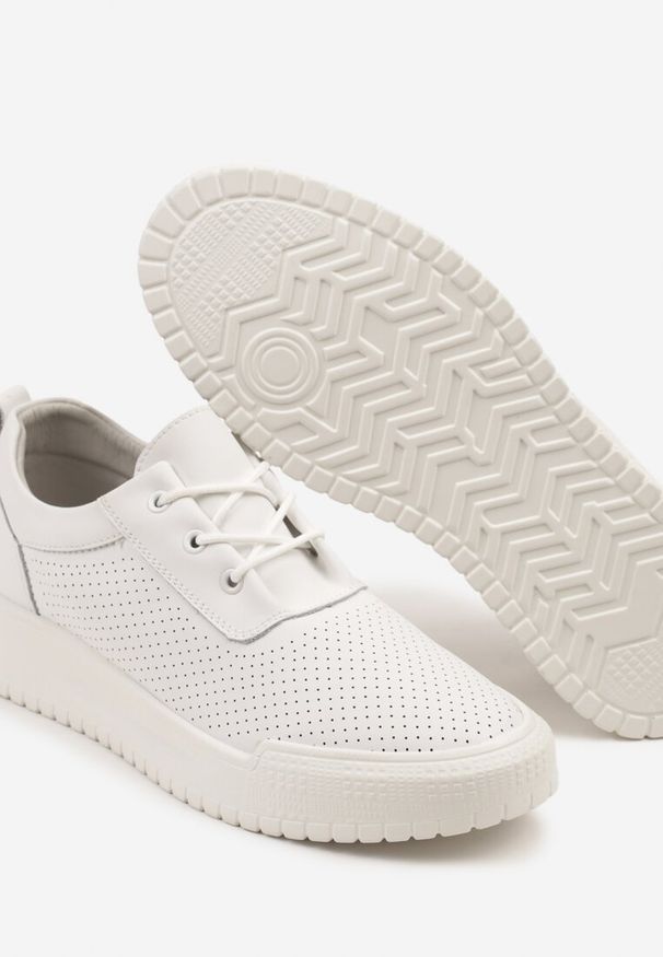Born2be - Białe Sneakersy Skórzane z Perforowaną Cholewką Tiravis. Okazja: na co dzień. Kolor: biały. Materiał: skóra. Szerokość cholewki: normalna. Wzór: aplikacja