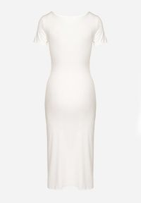 Born2be - Biała Dopasowana Sukienka z Marszczeniem i Dłuższym Tyłem Lilate. Kolor: biały. Materiał: dzianina, wiskoza. Sezon: lato. Typ sukienki: asymetryczne. Styl: elegancki #6