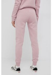 Superdry spodnie dresowe damskie kolor różowy gładkie. Kolor: różowy. Materiał: dresówka. Wzór: gładki