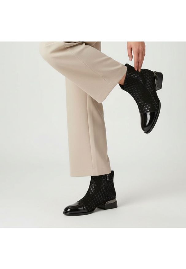 Czarne Botki S.Barski Wzorzyste Obuwie Damskie. Okazja: na co dzień. Zapięcie: zamek. Kolor: czarny. Materiał: materiał, lakier. Sezon: zima, jesień. Obcas: na obcasie. Styl: casual. Wysokość obcasa: średni