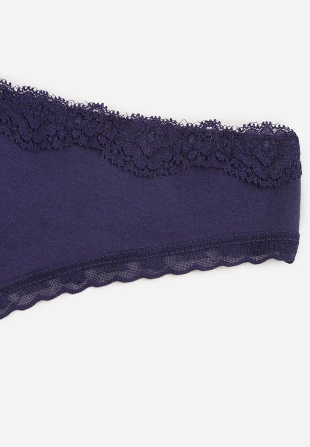 Born2be - Granatowe Majtki z Bawełną Typu Stringi Ozdobione Koronką Cirilise. Kolor: niebieski. Materiał: bawełna, koronka. Wzór: aplikacja, koronka