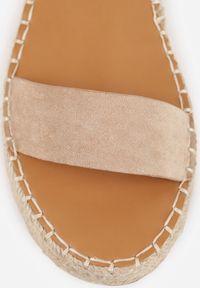 Born2be - Ciemnobeżowe Sandały VICES z Ozdobną Klamrą i Jutową Platformą Riseth. Okazja: na co dzień. Zapięcie: klamry. Kolor: beżowy. Obcas: na platformie. Styl: casual, elegancki #9