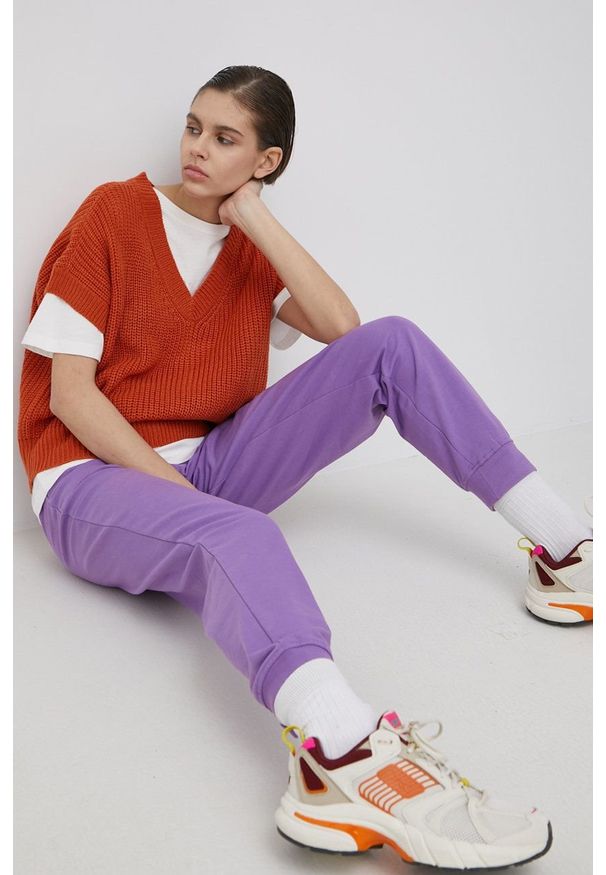 Vero Moda spodnie damskie kolor fioletowy gładkie. Stan: podwyższony. Kolor: fioletowy. Materiał: materiał, dzianina. Wzór: gładki