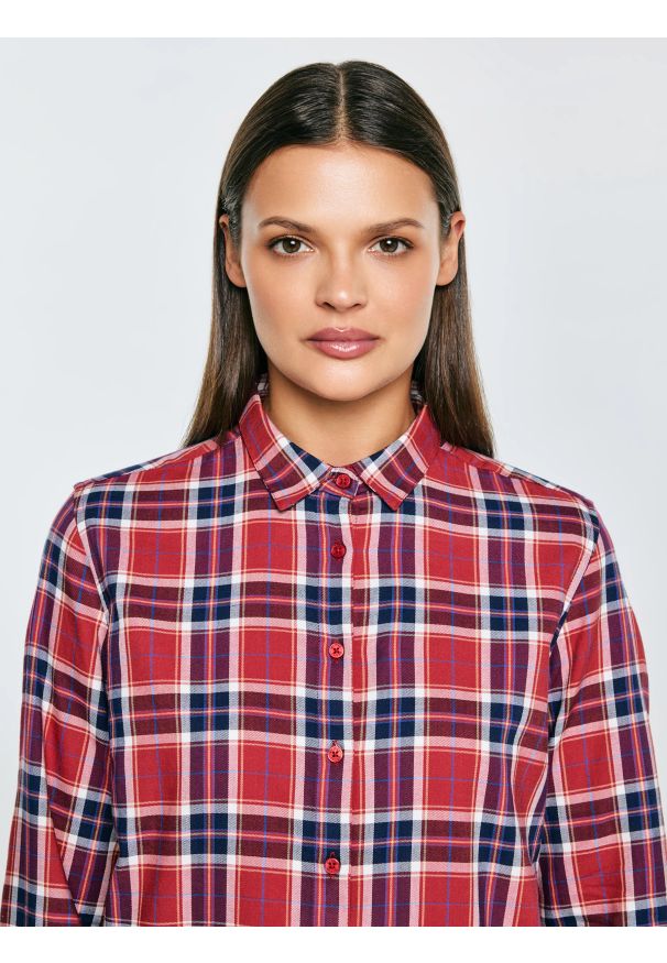 Big-Star - Koszula damska w kratę czerwona Petrini 604. Okazja: na co dzień. Typ kołnierza: kołnierzyk klasyczny. Kolor: czerwony. Materiał: tkanina, bawełna, materiał, wiskoza. Wzór: kolorowy. Styl: casual, elegancki, klasyczny