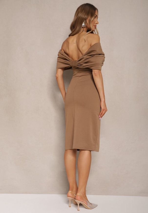 Renee - Brązowa Sukienka Taliowana z Kokardą w Formie Hiszpanki o Dopasowanym Kroju Paladwena. Okazja: na co dzień. Typ kołnierza: dekolt hiszpanka, kokarda. Kolor: brązowy. Materiał: jeans. Typ sukienki: proste, dopasowane. Styl: casual, elegancki, klasyczny