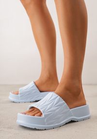 Born2be - Jasnoniebieskie Klapki na Grubej Podeszwie z Tłoczoną Cholewką Farnan. Okazja: na co dzień, na spacer. Kolor: niebieski. Materiał: dzianina, dresówka. Wzór: paski. Sezon: lato. Styl: casual, elegancki #8