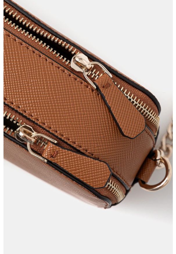 Guess - GUESS Brązowa kopertówka damska Noelle II. Kolor: brązowy. Materiał: skórzane