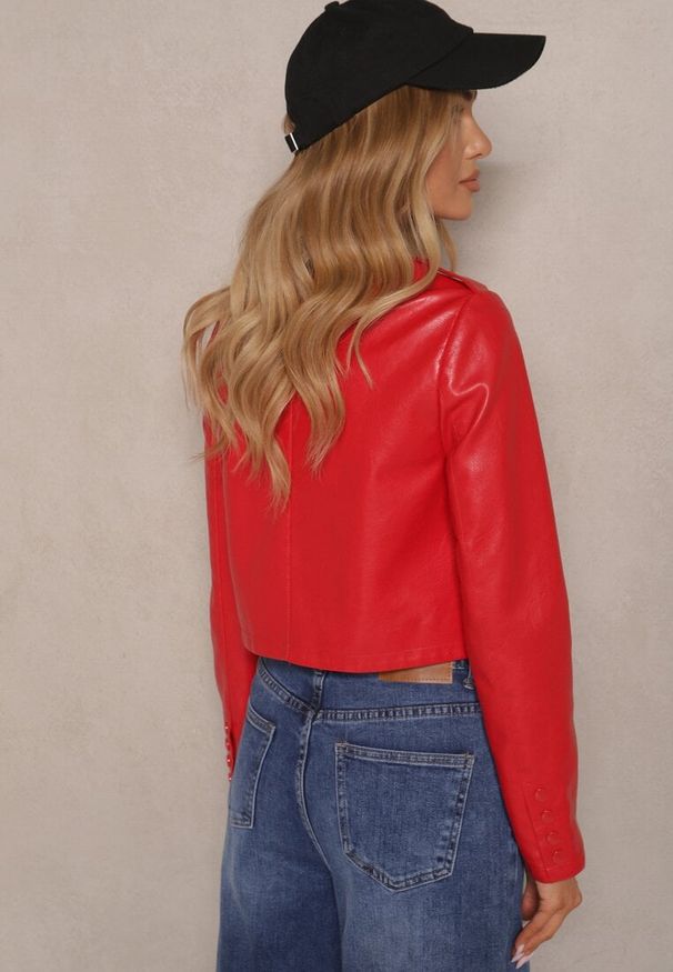 Renee - Czerwona Kurtka w Stylu Ramoneski z Guzikami Sesiloria. Okazja: na co dzień. Kolor: czerwony. Materiał: jeans. Długość: krótkie. Styl: wizytowy, casual, elegancki