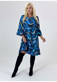 Moda Size Plus Iwanek - Niebieska sukienka Marcela z falbanami XXL OVERSIZE JESIEŃ. Typ kołnierza: kołnierz z falbankami. Kolor: niebieski. Materiał: elastan, materiał, tkanina, poliester. Wzór: nadruk, aplikacja. Sezon: jesień. Typ sukienki: oversize. Styl: elegancki #1