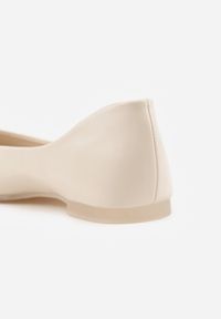 Renee - Jasnobeżowe Balerinki ze Szpiczastymi Noskami w Eleganckim Stylu Lagenaria. Okazja: na imprezę, na co dzień. Nosek buta: szpiczasty. Kolor: beżowy. Materiał: jeans, materiał. Wzór: kwiaty. Styl: elegancki #3