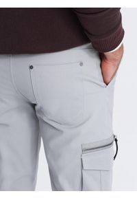 Ombre Clothing - Męskie spodnie STRAIGHT LEG cargo z trójkątnym pinem na kieszeni – szare V3 OM-PACG-0196 - XXL. Okazja: na co dzień. Kolor: szary. Materiał: bawełna, materiał, elastan. Wzór: gładki. Styl: elegancki, casual #4