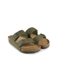 Klapki męskie Birkenstock Arizona Desert Dust Thyme Syn Vegan. Zapięcie: klamry. Kolor: zielony. Materiał: materiał, syntetyk. Szerokość cholewki: normalna. Sport: turystyka piesza