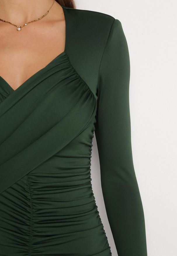 Born2be - Zielona Dopasowana Sukienka Mini z Marszczeniem Lumikki. Kolor: zielony. Długość rękawa: długi rękaw. Długość: mini