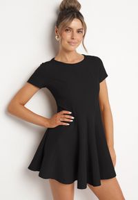 Born2be - Czarna Rozkloszowana Sukienka z Krótkim Rękawem i Ozdobnymi Przeszyciami Meporea. Okazja: na co dzień. Kolor: czarny. Długość rękawa: krótki rękaw. Styl: elegancki, casual, klasyczny #7